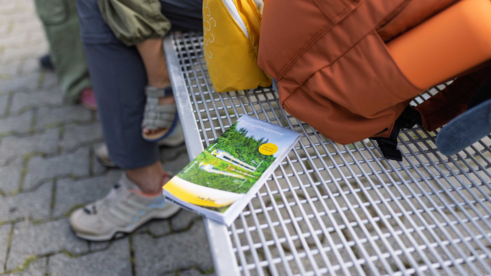 Frau im Zug, die einen Prospekt liest